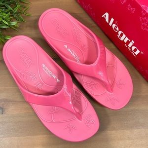Alegria Ode Printed Fuchsia Thong Sandals